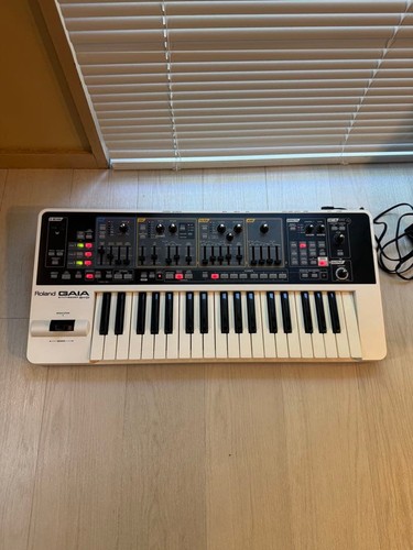 Roland gaia keyboard - sh-01,