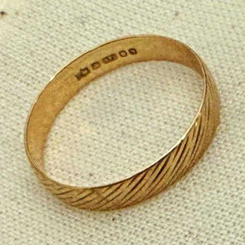 9ct yellow gold hallmarked 375 - yellow,