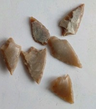 LOT OF 6 NEOLITHIC FLINT CARVED ARROWHEADS STONE AGE BRITAIN WAR RELIC 3000 B.C.