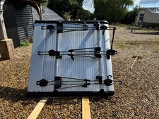 Mountain Top Roller Shutter Hilux Mk6-7 (05-15) with 3 Thule 532 bike mounts