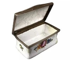 An 18thc South Staffs/Bilston enamel patch/pill box c.1770