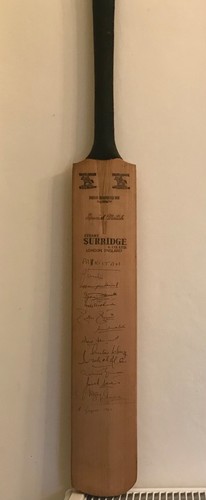 Signed pakistan cricket bat - signed,