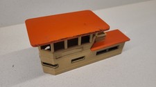 HORNBY DUBLO OO GAUGE D1 METAL SIGNAL BOX. NEEDS REFURB 