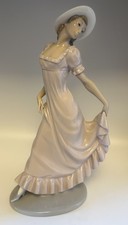 NAO/LLADRO Figurine Elegant