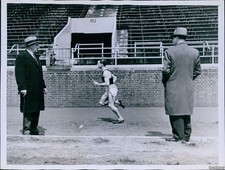 1937 Photo Beccali 10 Run Penn Relay Carnival Lawson Robertson Sports 7X9 Press