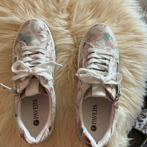 Pavers women floral - pavers, lace