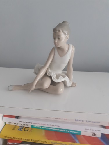 Lladro nao ballerina sitting - /,