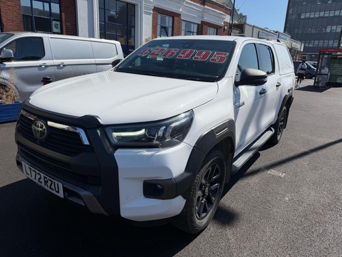 2022 toyota hilux - (72, plate)