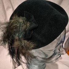 ​Vintage Dark Green Felt Beret Cocktail Hat Feathers 1950s Tilt Hat Mid Century
