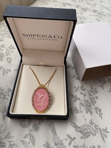 Hummingbird cameo pendant - pendant, in