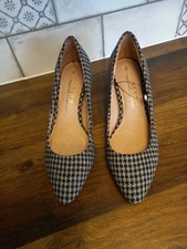 NEW NEXT FOREVER COMFORT DOGTOOTH FABRIC SHOES. SIZE 4