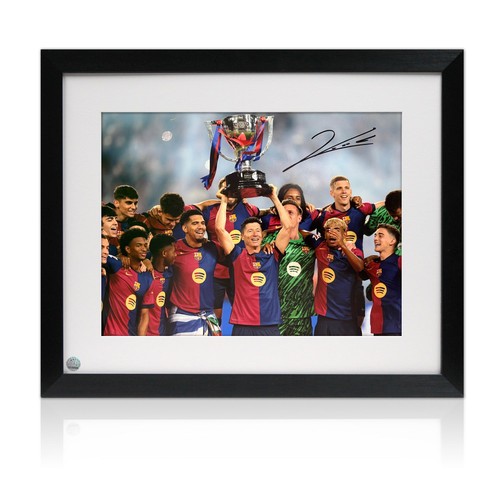 Robert lewandowski signed - robert,