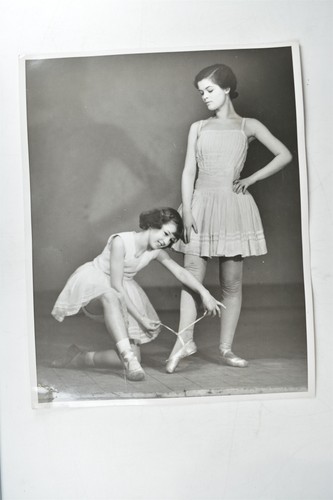 Ballet dancers tying - dancers, pointe