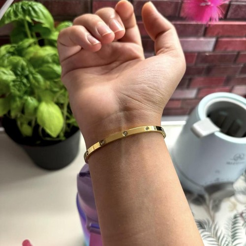 New gold tone screw - gold-tone, detail