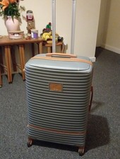 IT MEDIUM 4 WHEEL LIGHTWEIGHT SPINNER SUITCASE  HARDSHELL GREY  60x43x11cms  VGC