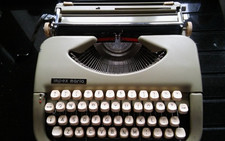 VINTAGE IMPEX MARIA PORTABLE TYPE WRITER WITH ORIGINAL CARRY CASE. Lovely Machin