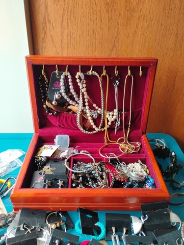 Vintage wooded jewelry box - jewelry,