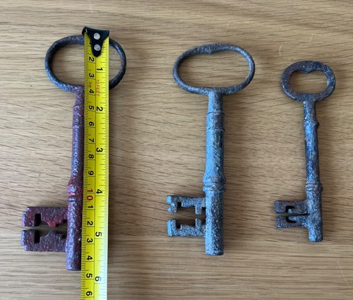 Vintage large old keys - x,