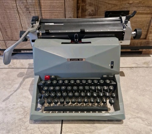 Olivetti typewriter good - 82, (good