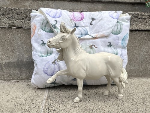 Model horse artist - horse,