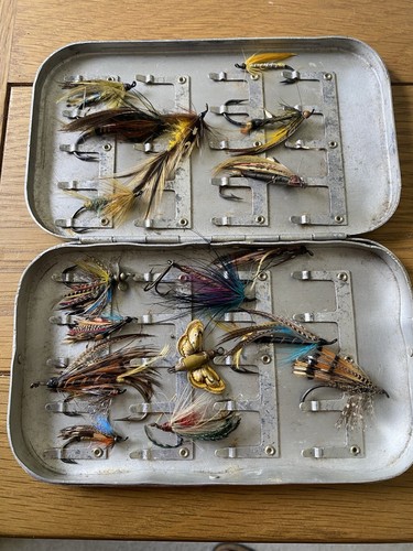 Fly fishing tin - vintage,