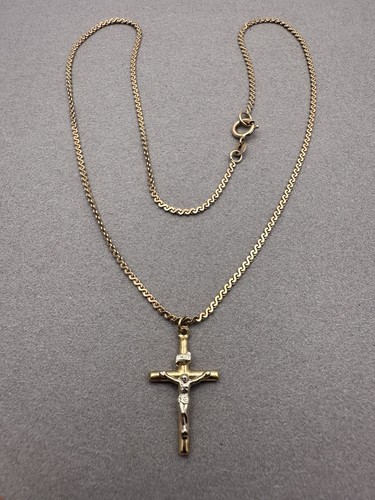 9ct gold heavy - crucifix, cross
