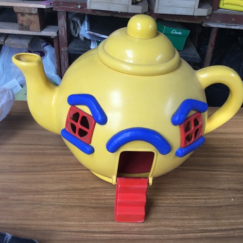 Big yellow tea pot - big,