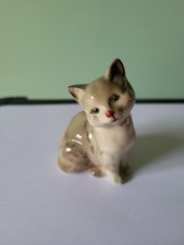 A CUTE ROYAL DOULTON GREY & CREAM SITTING CAT: 3.25" TALL: VG CONDITION