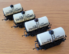 Hornby `OO GAUGE` 4 `UNITED DAIRIES` SMALL TANKERS WITH LADDERS good condition