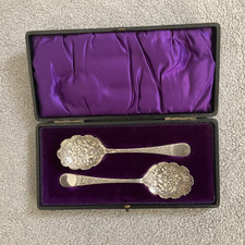 ANTIQUE BOXED PAIR OF SILVER PLATE/BERRY SPOONS APPROX 14 cms MAKER J E & S S