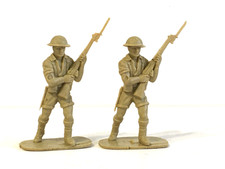 2 x AIRFIX. 1970's WWII BRITISH 8th ARMY PLASTIC SOLDIERS. 1/32 ORIGINAL ISSUE