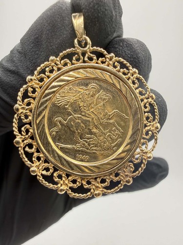 9ct sovereign style pendant - 9ct,