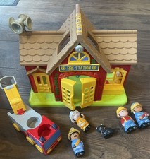 ELC Happyland Fire Station with sounds and 4 Fireman & fire engine
