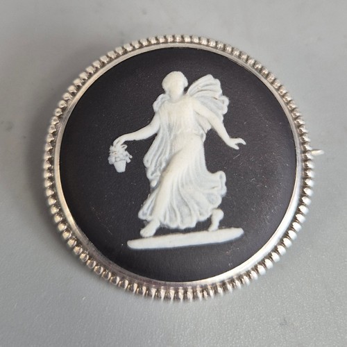 Vintage wedgwood round brooch - wedgwood,