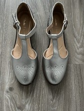 Clark’s Netley Daisy Silver Mary Jane Shoes 4 1/2 D