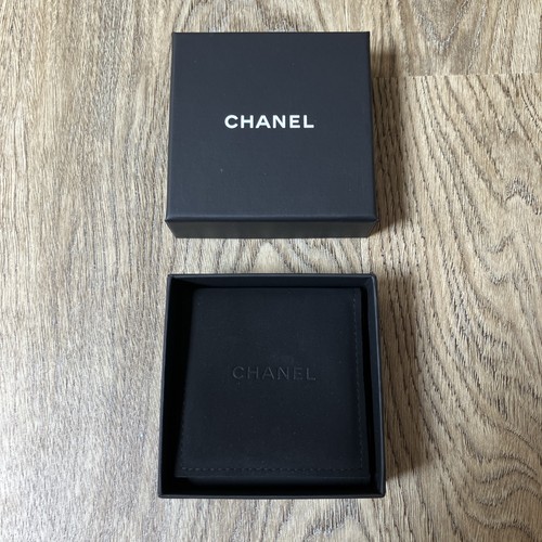 Authentic chanel square black - chanel,