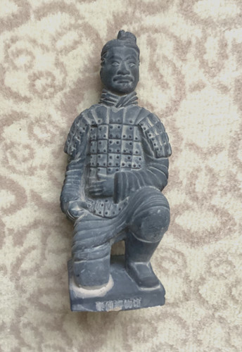 Kneeling chinese warrior terra - kneeling,