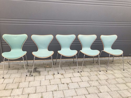 Five arne jacobsen chairs - ,