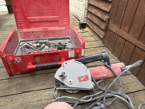 Milwaukee wce30 230v 30mm wall - 30mm,