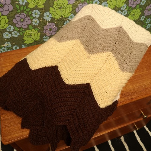 Brown retro zig zag - zig, stripy