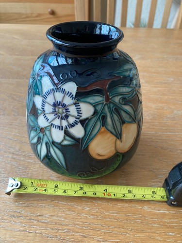 Moorcroft pottery vase with - vase,