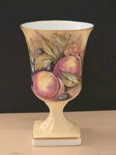 Aynsley orchard gold urn - cm,