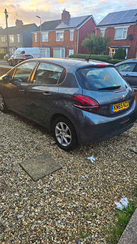 Peugeot 208 petrol 2015 - 1.2,