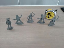 5 plastic toy soldiers