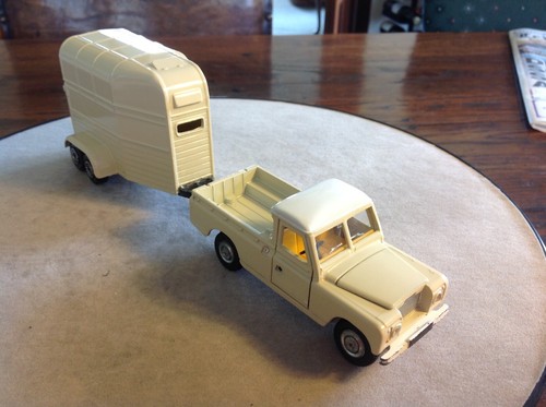 Dinky land rover 109 with - dinky,