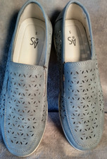 Ladies size 5 (38) lightweight flat shoe in a denim blue colour