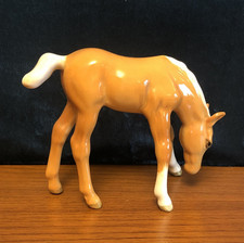 BESWICK PALOMINO FOAL GRAZING MODEL No. 946