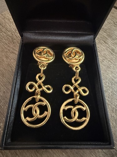 Chanel vintage clip on - cc,