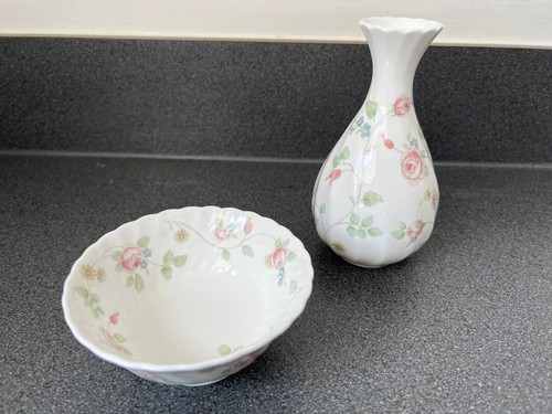 Wedgwood rosehip bud vase - wedgwood,