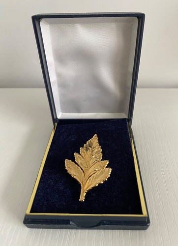 Vintage leaf brooch gold tone - leaf,